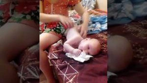 Малыш балдеет от массажа