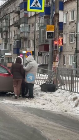 🚨 Прямо сейчас авария на перекрестке Гагарина и Можайского. Машина въехала в ограждение