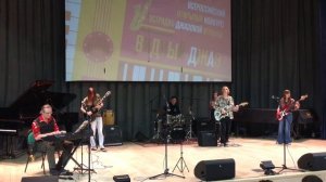 Ансамбль "Электроники"
 конпозиция на тему А. Зацепина 
"Есть только миг"