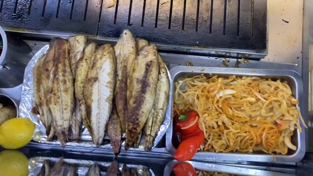 Türk Sokak Yemekleri! İstanbul fish sandwich ( Balik Ekmek ) | Turkish street food смотреть онлайн