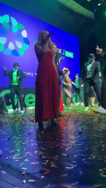 ПРИГЛАСИЛИ НА СЦЕНУ....😏