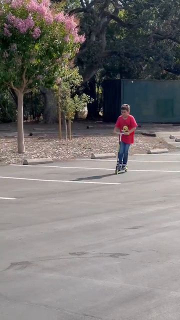 Racing Daddy’s Honda Shadow 600 deluxe VS my Mongoose Scooter! #shorts смотреть онлайн