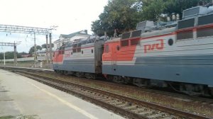 Прибытие и отправление ВЛ80С-978/1018А с грузовым поездом.