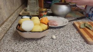 Томлёная картошечка с мясом 🥩.В чугунке 🥘