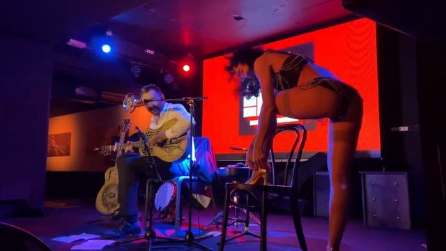 Nestor Pardo con burlesque en Sala Clamores Madrid смотреть онлайн