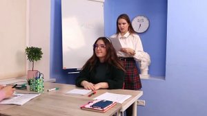 Богатая популярная против бедной ботанши.mp4