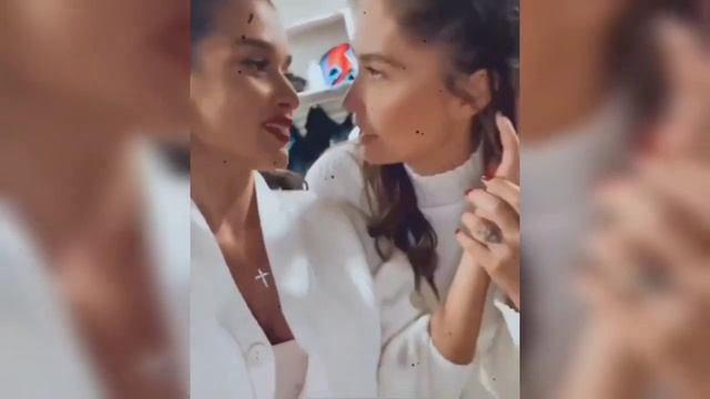 Ксения Бородина и Агата Муцениеце завязали шнурки смотреть онлайн