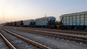 Медленное и тяжёлое отправление грузового поезда со станции Нарва