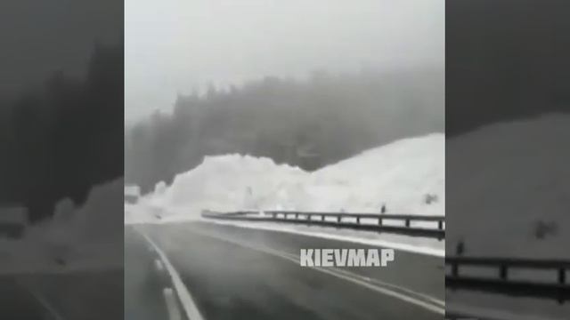 На трассу Киев Чоп сошла снежная лавина Лавина сошла с горного массива Плай на участок дороги смотреть онлайн