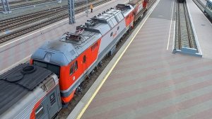 ТЭМ18ДМ отцепляет ЭП2К-345 и 1 вагон от поезда 95 для проведения маневровых работ.