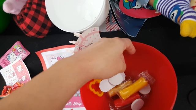 Sıla Ve Mira Süpriz Yumurtaları Arabada Açtılar | Fun Twins смотреть онлайн