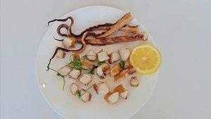 Быстрый салат из копченых Щупалец кальмара. Два варианта сервировки.