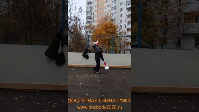 Упражнения с лопатой-полумесяцем на спортплощадке (9)