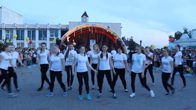 Танец выпускников на последний звонок!