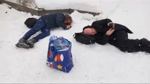 легли спать на снег