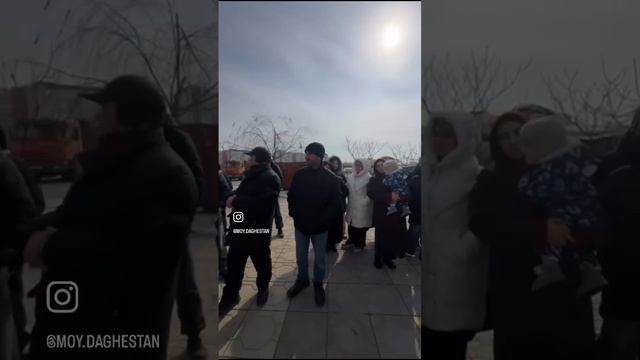 Жители улицы Кавказская, возмущены что постоянно отключают свет, дети и старики мёрзнут,