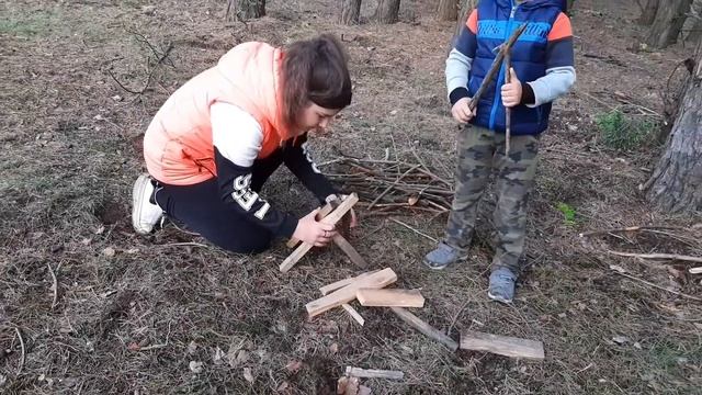 ПРОГУЛКА ПО ЛЕСУ // НАШЛИ ДОМИК НА ДЕРЕВЕ // 5 ЗАГОТОВОК КОСТРА // ЛАКИ ШОУ смотреть онлайн