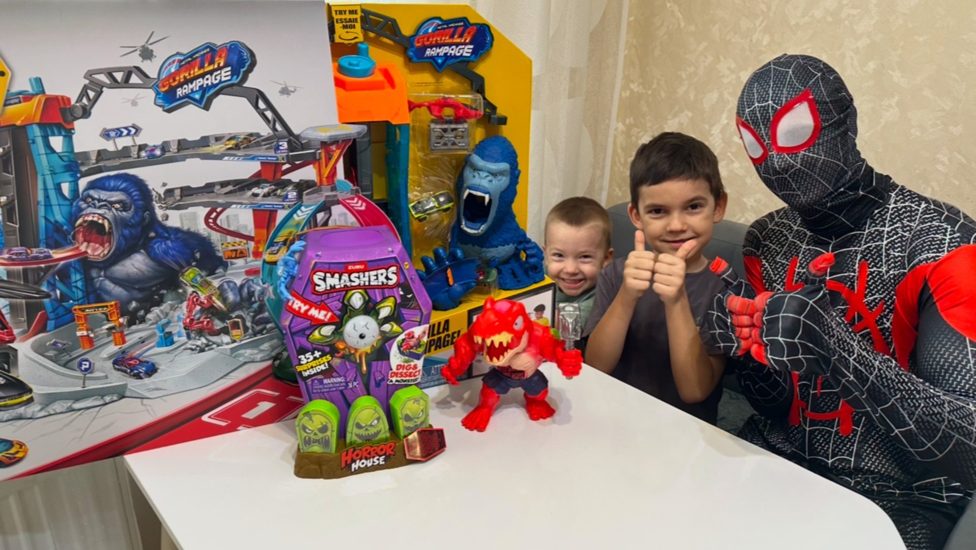 Распаковка огромного трека Горилла от ZURU и смешерс Horror House вместе с человеком пауком