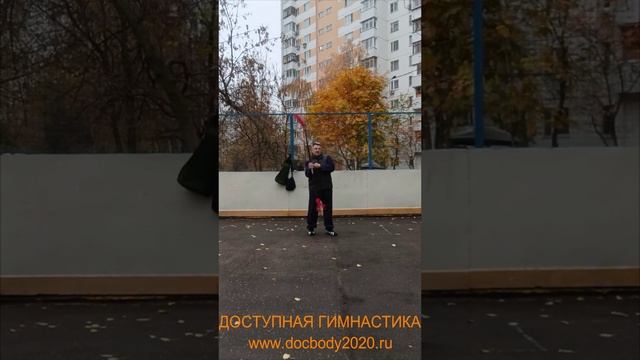 Упражнения с лопатой-полумесяцем на спортплощадке (11)