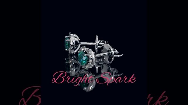 Золотые серьги-пусеты с изумрудами и россыпью Amalia на 1,4 карата от Bright Spark смотреть онлайн