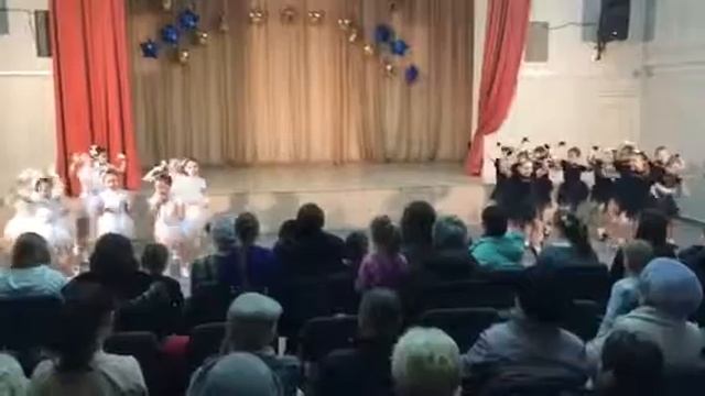 Я стаю возле белых кошек я чёрная кошка 