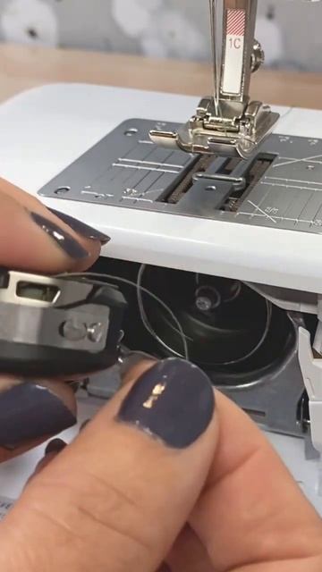 Jumbo bobbin change on Bernina B480 смотреть онлайн