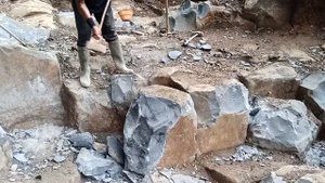 Строительство, самый сильный шахтёр раскалывает камни