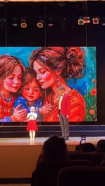 ПЕРВОЕ ЕЕ ВЫСТУПЛЕНИЕ ....😍