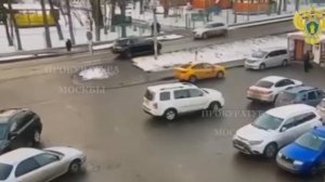 В Новой Москве внедорожник сбил 12-летнюю девочку на пешеходном переходе.