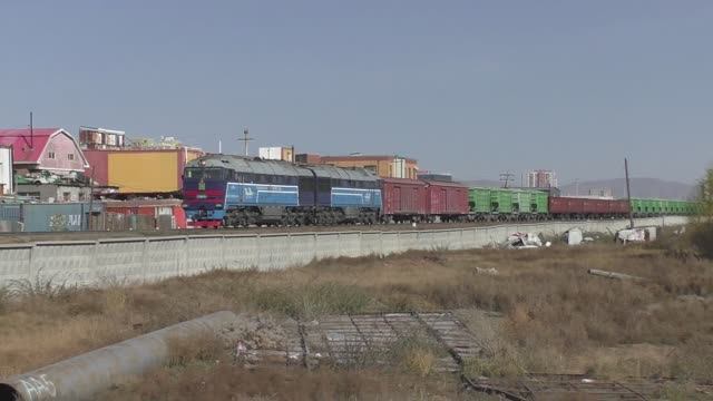 Грузовые поезда Монголии едут на скорости в пределах города Улан-Батор | Железная дорога смотреть онлайн