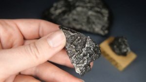 Дронино метеорит на подставке