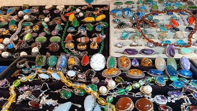 Распродажа колечек с камнем по низким ценам  натуральных и выращенных  серебра и мельхиора.