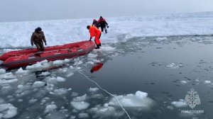 Спасатели сняли с льдины троих рыбаков