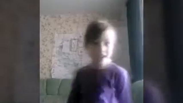 Маленькая девочка  маленькая мальчику задают вопрос