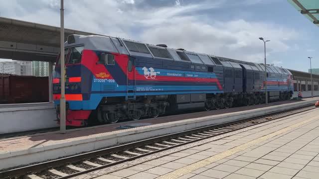 Грузовые поезда и тепловозы в Улан-Баторе | Маневровые работы | Монголия смотреть онлайн