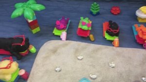 Резиновые собачки в бассейне сквиши на отдыхе на лежаках солнечные очки коктейли горка круги мопсы