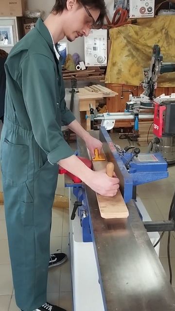 Понедельник в столярке. Кто-то строгает, кто-то шлифует, кто-то кино снимает. смотреть онлайн