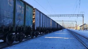 Электровоз нового семейства 2ЭС7 под номером 004 с составом порожних полувагонов на станции Нея.