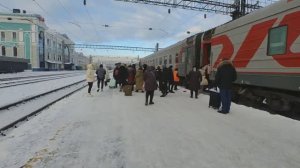 Пассажирский поезд РЖД «Владивосток-Москва» прибывает в Иркутск | Железная дорога в Сибири