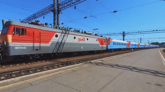 Монгольский пассажирский поезд из Улан-Батора прибывает на ЖД-вокзал Иркутска | Железная дорога смотреть онлайн