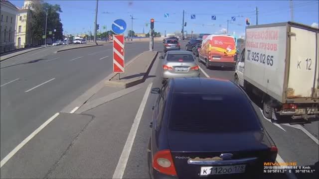 ДУРАКИ НА ДОРОГЕ смотреть онлайн