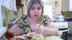 Мукбанг. Сардельки с макаронами и подливкой, и еще захотела вредного.