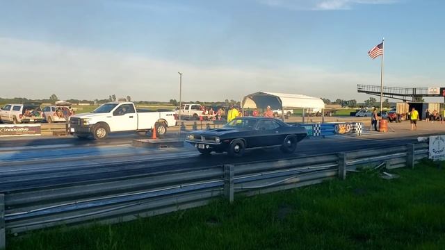 Plymouth Barracuda vs new F150 смотреть онлайн