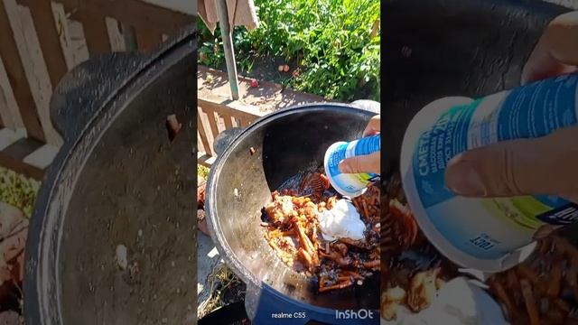 кролик в казане с грибами в сметане