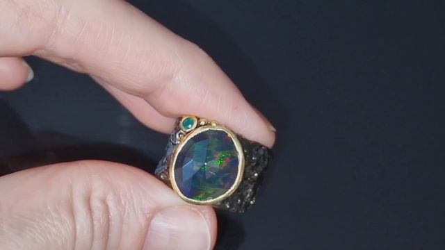Серебряное кольцо с крупным радужным чёрным опалом смотреть онлайн