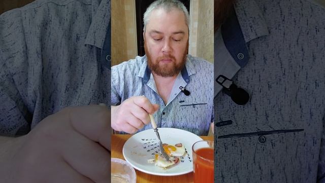 Яйца жареные с сосиской, холодец, солёный огурец и томатный сок. Мукбанг.
#мукбанг #мукбангроссия