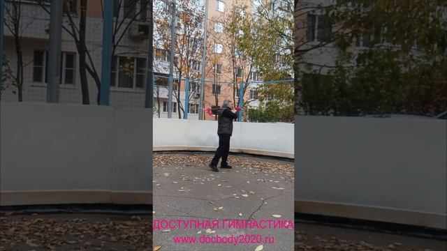 Упражнения с лопатой-полумесяцем на спортплощадке (6)
