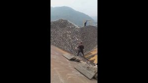 Строительство, разгрузка баржи