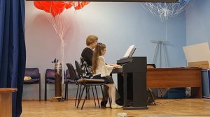 РНП «Светит месяц»Исп. фортепианный ансамбль:Ховрина Марина (2 класс) и преп. Межевикина Т. Г.