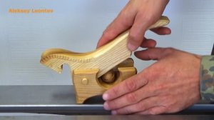 Щелкунчик из дерева. Деревянный орехокол / Nutcracker made of wood.